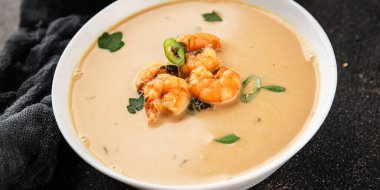 Tom Kha karides çorbası, hindistan cevizi sütü, miso macunu lezzetli deniz ürünleri aperatifleri taze lezzetli gurme yemek arkaplanı masa rustik yemekler üst görünüm fotokopi alanı pesseeter diyeti