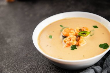 Tom Kha karides çorbası, hindistan cevizi sütü, miso macunu lezzetli deniz ürünleri aperatifleri taze lezzetli gurme yemek arkaplanı masa rustik yemekler üst görünüm fotokopi alanı pesseeter diyeti