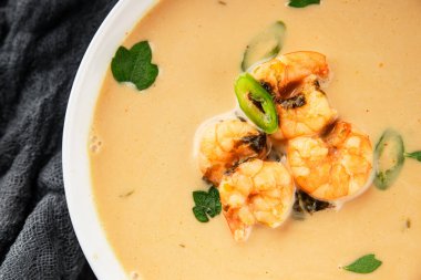 Tom Kha karides çorbası, hindistan cevizi sütü, miso macunu lezzetli deniz ürünleri aperatifleri taze lezzetli gurme yemek arkaplanı masa rustik yemekler üst görünüm fotokopi alanı pesseeter diyeti