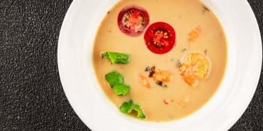 Tom Kha karides çorbası, hindistan cevizi sütü, miso macunu lezzetli deniz ürünleri aperatifleri taze lezzetli gurme yemek arkaplanı masa rustik yemekler üst görünüm fotokopi alanı pesseeter diyeti