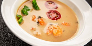 Tom Kha karides çorbası, hindistan cevizi sütü, miso macunu lezzetli deniz ürünleri aperatifleri taze lezzetli gurme yemek arkaplanı masa rustik yemekler üst görünüm fotokopi alanı pesseeter diyeti