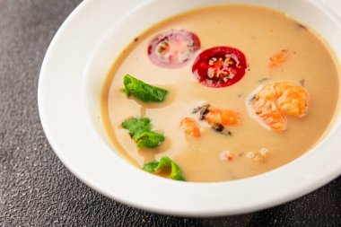 Tom Kha karides çorbası, hindistan cevizi sütü, miso macunu lezzetli deniz ürünleri aperatifleri taze lezzetli gurme yemek arkaplanı masa rustik yemekler üst görünüm fotokopi alanı pesseeter diyeti