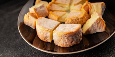 Peynir tabağı Camembert, Brie, Munster Fransız peyniri Lezzetli çerez Taze lezzetli gurme yemek arkaplanı Masanın üzerinde rustik gıda üst görünümü fotokopi alanı