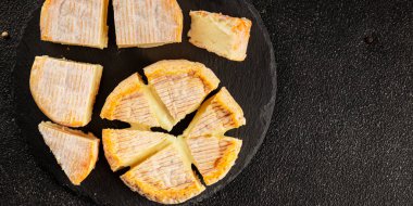 Peynir tabağı Camembert, Brie, Munster Fransız peyniri Lezzetli çerez Taze lezzetli gurme yemek arkaplanı Masanın üzerinde rustik gıda üst görünümü fotokopi alanı