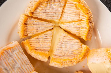 Peynir tabağı Camembert, Brie, Munster Fransız peyniri Lezzetli çerez Taze lezzetli gurme yemek arkaplanı Masanın üzerinde rustik gıda üst görünümü fotokopi alanı