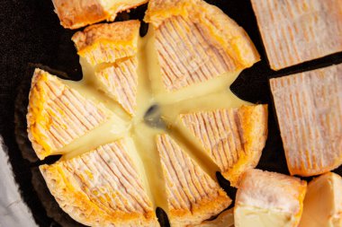 Peynir tabağı Camembert, Brie, Munster Fransız peyniri Lezzetli çerez Taze lezzetli gurme yemek arkaplanı Masanın üzerinde rustik gıda üst görünümü fotokopi alanı