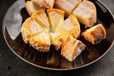 Peynir tabağı Camembert, Brie, Munster Fransız peyniri Lezzetli çerez Taze lezzetli gurme yemek arkaplanı Masanın üzerinde rustik gıda üst görünümü fotokopi alanı