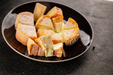 Peynir tabağı Camembert, Brie, Munster Fransız peyniri Lezzetli çerez Taze lezzetli gurme yemek arkaplanı Masanın üzerinde rustik gıda üst görünümü fotokopi alanı