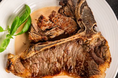 Biftek, biftek, biftek, biftek, lezzetli aperatif, lezzetli gurme yemek arka planı, masa sade yemekler, fotokopi odası.