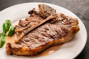 Biftek, biftek, biftek, biftek, lezzetli aperatif, lezzetli gurme yemek arka planı, masa sade yemekler, fotokopi odası.