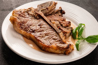 Biftek, biftek, biftek, biftek, lezzetli aperatif, lezzetli gurme yemek arka planı, masa sade yemekler, fotokopi odası.