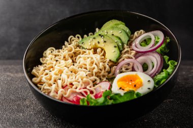 Vejetaryen erişte kasesi avokado, erişte, yumurta, sebze lezzetli aperatif lezzetli lezzetli gurme yemek arkaplan masa üzerinde rustik gıda fotokopi alanı keto ve paleo diyet vejetaryen gıda