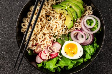 Vejetaryen erişte kasesi avokado, erişte, yumurta, sebze lezzetli aperatif lezzetli lezzetli gurme yemek arkaplan masa üzerinde rustik gıda fotokopi alanı keto ve paleo diyet vejetaryen gıda