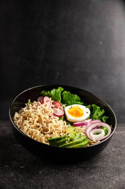 Vejetaryen erişte kasesi avokado, erişte, yumurta, sebze lezzetli aperatif lezzetli lezzetli gurme yemek arkaplan masa üzerinde rustik gıda fotokopi alanı keto ve paleo diyet vejetaryen gıda