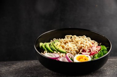 Vejetaryen erişte kasesi avokado, erişte, yumurta, sebze lezzetli aperatif lezzetli lezzetli gurme yemek arkaplan masa üzerinde rustik gıda fotokopi alanı keto ve paleo diyet vejetaryen gıda