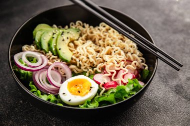 Vejetaryen erişte kasesi avokado, erişte, yumurta, sebze lezzetli aperatif lezzetli lezzetli gurme yemek arkaplan masa üzerinde rustik gıda fotokopi alanı keto ve paleo diyet vejetaryen gıda