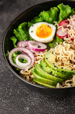 Vejetaryen erişte kasesi avokado, erişte, yumurta, sebze lezzetli aperatif lezzetli lezzetli gurme yemek arkaplan masa üzerinde rustik gıda fotokopi alanı keto ve paleo diyet vejetaryen gıda