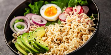 Vejetaryen erişte kasesi avokado, erişte, yumurta, sebze lezzetli aperatif lezzetli lezzetli gurme yemek arkaplan masa üzerinde rustik gıda fotokopi alanı keto ve paleo diyet vejetaryen gıda