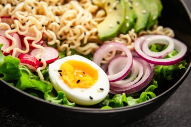 Vejetaryen erişte kasesi avokado, erişte, yumurta, sebze lezzetli aperatif lezzetli lezzetli gurme yemek arkaplan masa üzerinde rustik gıda fotokopi alanı keto ve paleo diyet vejetaryen gıda