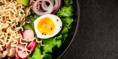 Vejetaryen erişte kasesi avokado, erişte, yumurta, sebze lezzetli aperatif lezzetli lezzetli gurme yemek arkaplan masa üzerinde rustik gıda fotokopi alanı keto ve paleo diyet vejetaryen gıda