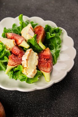Salata inciri, yumuşak peynir, yeşil yaprak marul lezzetli aperatif lezzetli lezzetli gurme yemek arkaplan masa üzerinde rustik gıda üst görünüm fotokopi alanı keto ve paleo diyet vejetaryen gıda