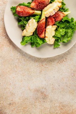 Salata inciri, yumuşak peynir, yeşil yaprak marul lezzetli aperatif lezzetli lezzetli gurme yemek arkaplan masa üzerinde rustik gıda üst görünüm fotokopi alanı keto ve paleo diyet vejetaryen gıda
