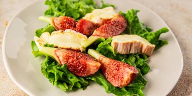 Salata inciri, yumuşak peynir, yeşil yaprak marul lezzetli aperatif lezzetli lezzetli gurme yemek arkaplan masa üzerinde rustik gıda üst görünüm fotokopi alanı keto ve paleo diyet vejetaryen gıda