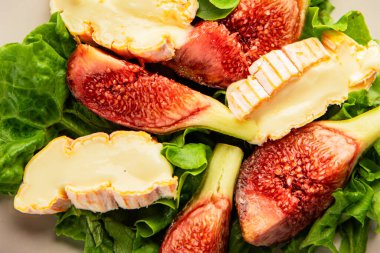 Salata inciri, yumuşak peynir, yeşil yaprak marul lezzetli aperatif lezzetli lezzetli gurme yemek arkaplan masa üzerinde rustik gıda üst görünüm fotokopi alanı keto ve paleo diyet vejetaryen gıda