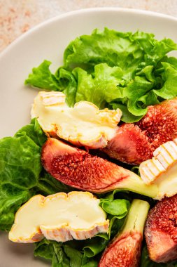 Salata inciri, yumuşak peynir, yeşil yaprak marul lezzetli aperatif lezzetli lezzetli gurme yemek arkaplan masa üzerinde rustik gıda üst görünüm fotokopi alanı keto ve paleo diyet vejetaryen gıda