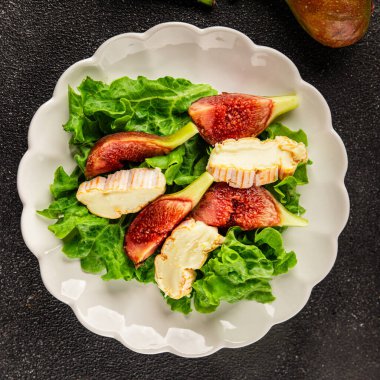 Salata inciri, yumuşak peynir, yeşil yaprak marul lezzetli aperatif lezzetli lezzetli gurme yemek arkaplan masa üzerinde rustik gıda üst görünüm fotokopi alanı keto ve paleo diyet vejetaryen gıda