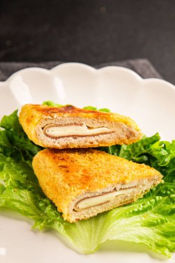 Pirzola cordon bleu et tavuk, peynir, jambon ikinci tabak Fransız mutfağı lezzetli aperatif lezzetli gurme yemek arkaplanı masa kırsal gıdanın üstünde fotokopi odası