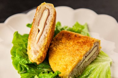 Pirzola cordon bleu et tavuk, peynir, jambon ikinci tabak Fransız mutfağı lezzetli aperatif lezzetli gurme yemek arkaplanı masa kırsal gıdanın üstünde fotokopi odası