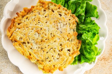 Esmer patates rosti, haşhaş, kahverengi sebzeler, lezzetli atıştırmalıklar, lezzetli gurme yemek arkaplanı, kırsal yemekler, fotokopi alanı vegan ve vejetaryen yemekleri.