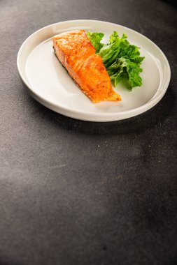 Somon balığı kızartması, ikinci çeşit deniz ürünleri, lezzetli atıştırmalıklar, lezzetli gurme yemek arkaplanı, yemek masası, kırsal yemek, fotokopi alanı, pezeteryan diyeti.