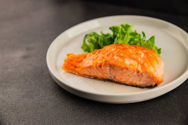 Somon balığı kızartması, ikinci çeşit deniz ürünleri, lezzetli atıştırmalıklar, lezzetli gurme yemek arkaplanı, yemek masası, kırsal yemek, fotokopi alanı, pezeteryan diyeti.