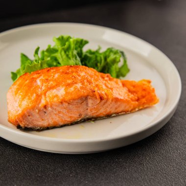 Somon balığı kızartması, ikinci çeşit deniz ürünleri, lezzetli atıştırmalıklar, lezzetli gurme yemek arkaplanı, yemek masası, kırsal yemek, fotokopi alanı, pezeteryan diyeti.