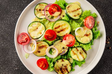 Salata ızgara kabak, domates, marul, lezzetli aperatif lezzetli lezzetli gurme yemek arkaplan masa üzerinde rustik gıda üst görünüm fotokopi alanı keto ve paleo diyet vegan ve vejetaryen gıda
