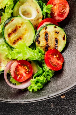 Salata ızgara kabak, domates, marul, lezzetli aperatif lezzetli lezzetli gurme yemek arkaplan masa üzerinde rustik gıda üst görünüm fotokopi alanı keto ve paleo diyet vegan ve vejetaryen gıda