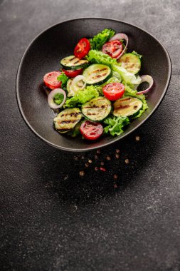 Salata ızgara kabak, domates, marul, lezzetli aperatif lezzetli lezzetli gurme yemek arkaplan masa üzerinde rustik gıda üst görünüm fotokopi alanı keto ve paleo diyet vegan ve vejetaryen gıda