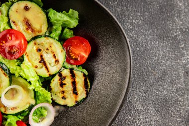 Salata ızgara kabak, domates, marul, lezzetli aperatif lezzetli lezzetli gurme yemek arkaplan masa üzerinde rustik gıda üst görünüm fotokopi alanı keto ve paleo diyet vegan ve vejetaryen gıda