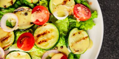 Salata ızgara kabak, domates, marul, lezzetli aperatif lezzetli lezzetli gurme yemek arkaplan masa üzerinde rustik gıda üst görünüm fotokopi alanı keto ve paleo diyet vegan ve vejetaryen gıda