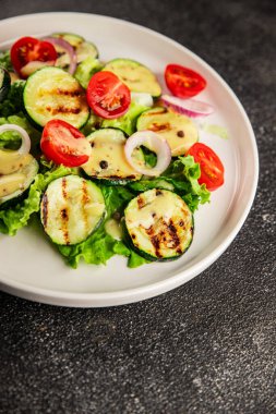 Salata ızgara kabak, domates, marul, lezzetli aperatif lezzetli lezzetli gurme yemek arkaplan masa üzerinde rustik gıda üst görünüm fotokopi alanı keto ve paleo diyet vegan ve vejetaryen gıda
