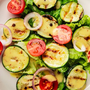 Salata ızgara kabak, domates, marul, lezzetli aperatif lezzetli lezzetli gurme yemek arkaplan masa üzerinde rustik gıda üst görünüm fotokopi alanı keto ve paleo diyet vegan ve vejetaryen gıda