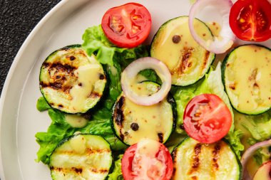 Salata ızgara kabak, domates, marul, lezzetli aperatif lezzetli lezzetli gurme yemek arkaplan masa üzerinde rustik gıda üst görünüm fotokopi alanı keto ve paleo diyet vegan ve vejetaryen gıda