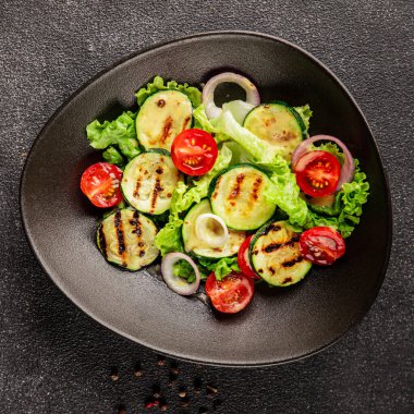 Salata ızgara kabak, domates, marul, lezzetli aperatif lezzetli lezzetli gurme yemek arkaplan masa üzerinde rustik gıda üst görünüm fotokopi alanı keto ve paleo diyet vegan ve vejetaryen gıda