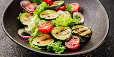 Salata ızgara kabak, domates, marul, lezzetli aperatif lezzetli lezzetli gurme yemek arkaplan masa üzerinde rustik gıda üst görünüm fotokopi alanı keto ve paleo diyet vegan ve vejetaryen gıda