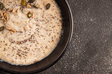 Chia pudingi, meyve püresi, lezzetli aperatif, lezzetli gurme yemek arka planı, masa üstü yemekler, fotokopi odası keto, paleo diyet vejetaryen ve vejetaryen yemekleri.