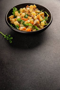 Patates salatası ve füme balık. Lezzetli çerez. Lezzetli gurme yemek arkaplanı.