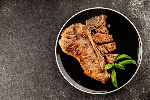 Biftek, biftek, biftek, biftek, lezzetli aperatif, lezzetli gurme yemek arka planı, masa sade yemekler, fotokopi odası.