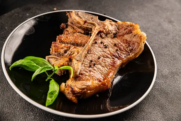 Biftek, biftek, biftek, biftek, lezzetli aperatif, lezzetli gurme yemek arka planı, masa sade yemekler, fotokopi odası.